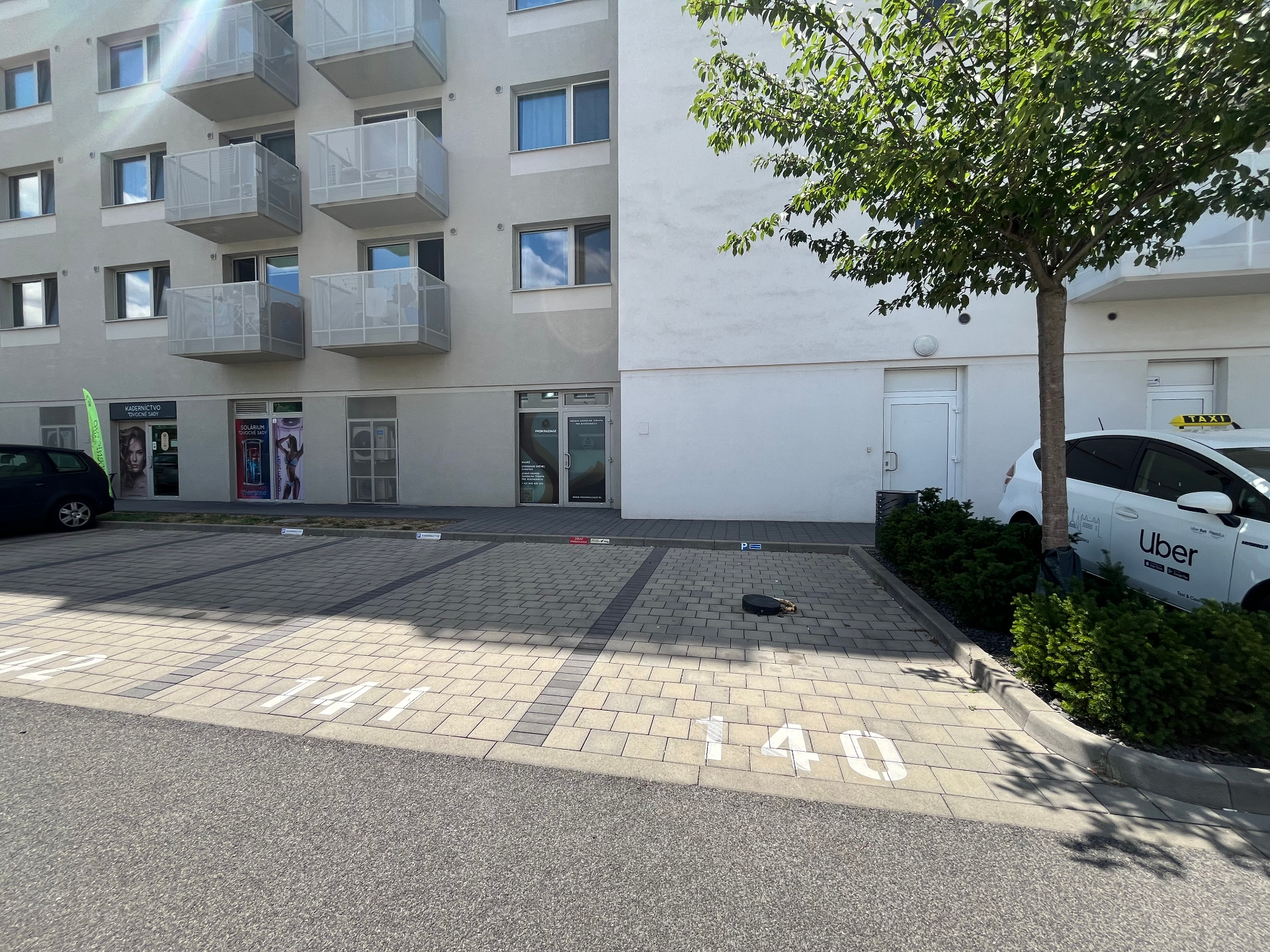 Parkovacie miesto číslo 140 vyhradené pre klientov YMON masáže, nachádza sa priamo pred vchodom do štúdia na Ivanskej ceste 32/A.